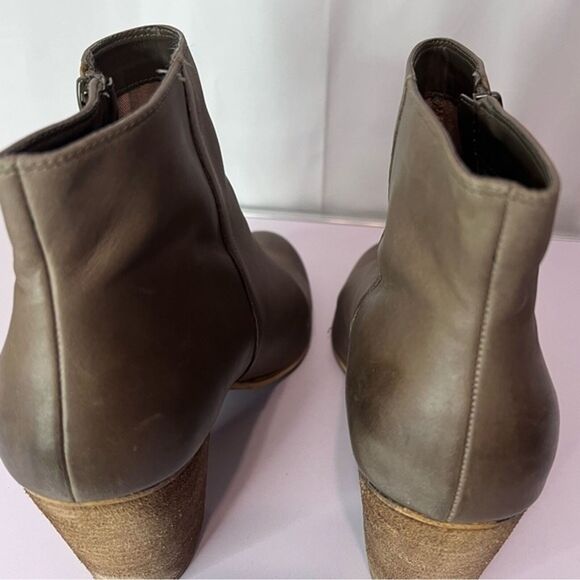 BP Almond Toe Tan Chunky Heel Ankle Booties Size 11 - Picture 6 of 10